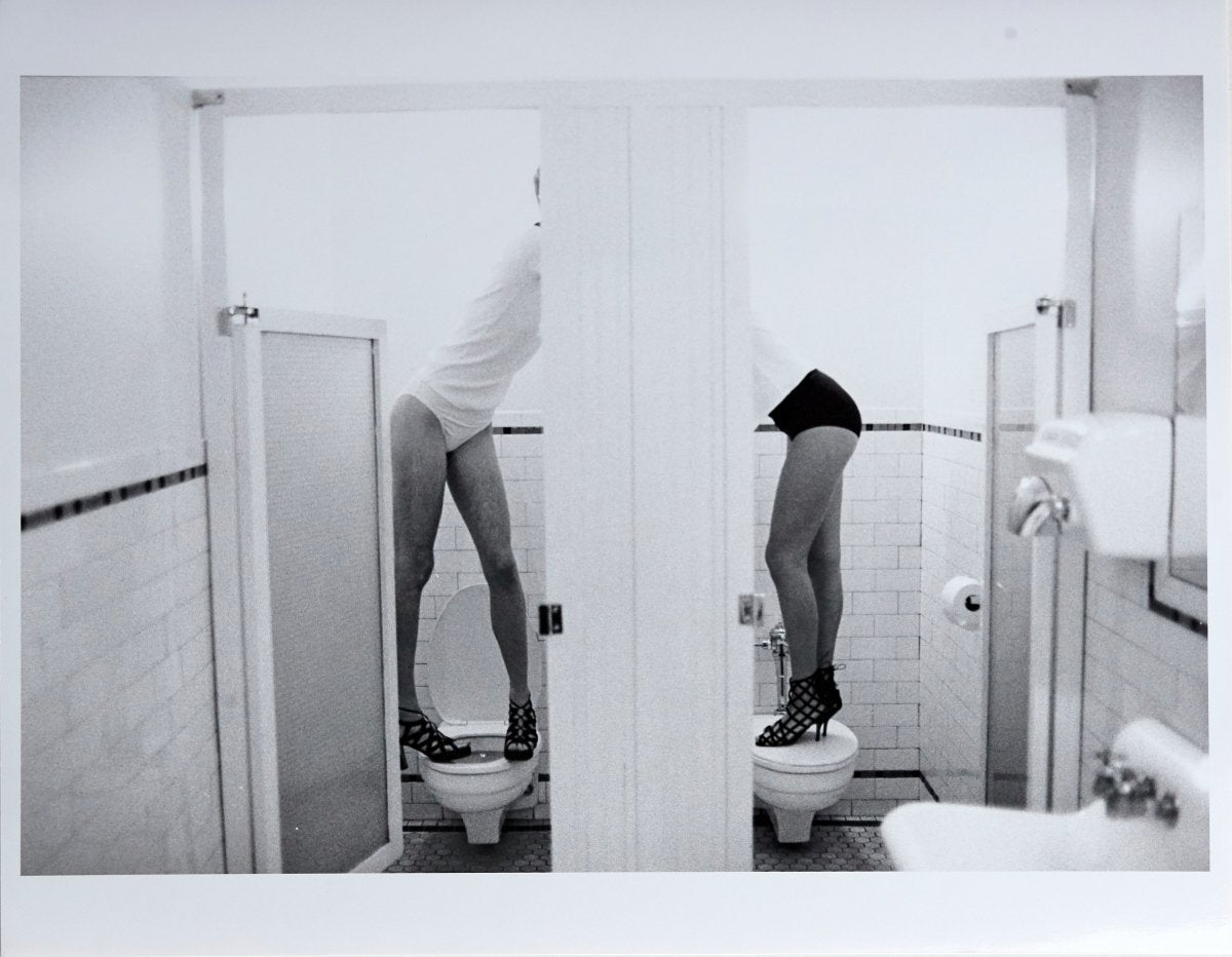 Shalom Harlow and Amber Valletta in the restroom - Print